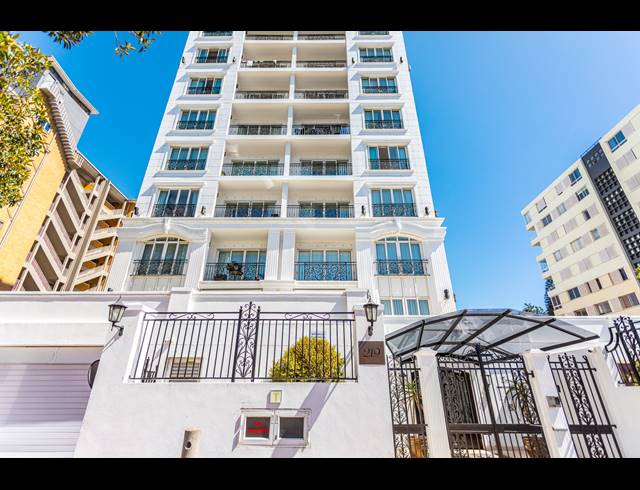 2 BEDROOM APARTMENT TO LET IN SEA POINT